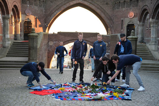 Djurgårdens och Helsingborgs supportrar har lagt tröjor