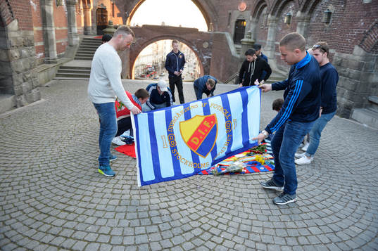 Djurgårdens och Helsingborgs supportrar har lagt tröjor