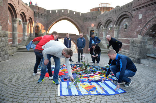Djurgårdens och Helsingborgs supportrar har lagt tröjor