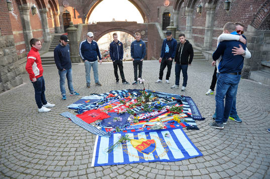Djurgårdens och Helsingborgs supportrar har lagt tröjor