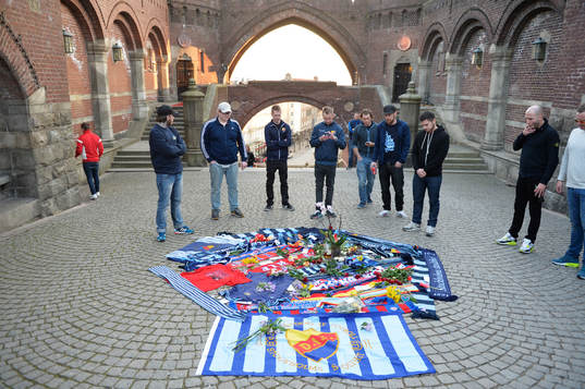 Djurgårdens och Helsingborgs supportrar har lagt tröjor