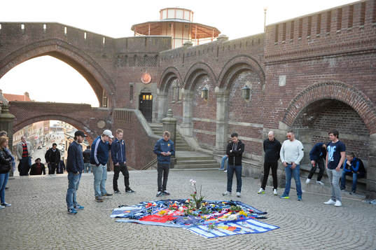 Djurgårdens och Helsingborgs supportrar har lagt tröjor