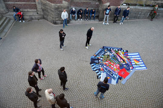 Djurgårdens och Helsingborgs supportrar har lagt tröjor