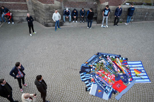 Djurgårdens och Helsingborgs supportrar har lagt tröjor