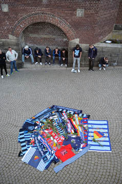 Djurgårdens och Helsingborgs supportrar har lagt tröjor