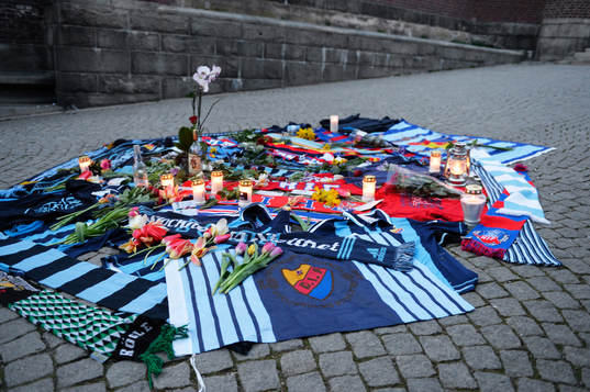 Djurgårdens och Helsingborgs supportrar har lagt tröjor