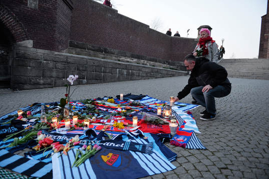Djurgårdens och Helsingborgs supportrar har lagt tröjor