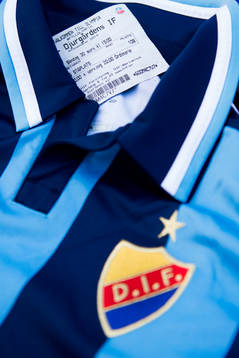 En matchbiljett i en Djurgårdentröja vid