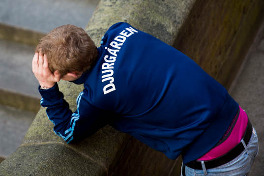 En djurgårdensupporter sörjer vid