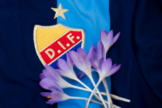 Djurgården emblem och blommor vid