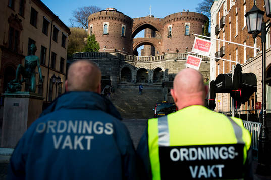 Två ordningsvakter framför Kärnan i Helsingborg där
