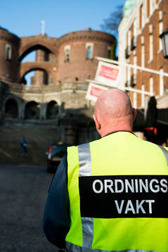En ordningsvakt framför Kärnan i Helsingborg där mordet