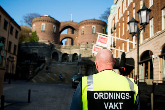 En ordningsvakt framför Kärnan i Helsingborg där mordet