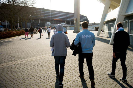 Malmösupportrar påväg mot Swedbank Stadion