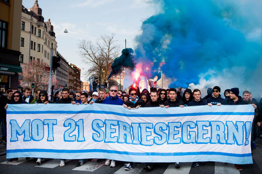 Malmösupportrar marscherar mot Swedbank Stadion