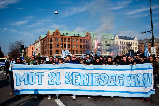 Malmösupportrar marscherar mot Swedbank Stadion