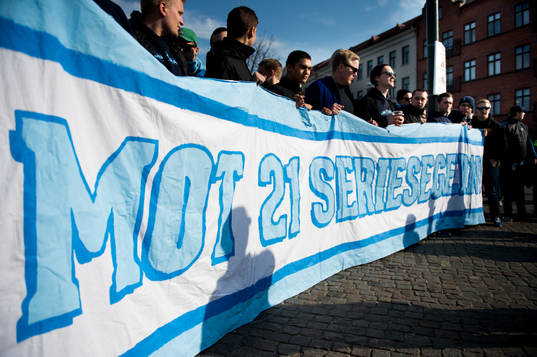 Malmösupportrar marscherar mot Swedbank Stadion