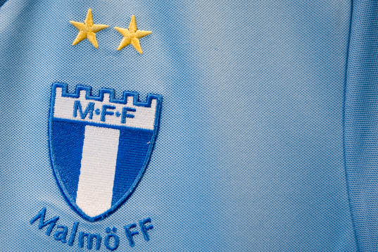 Malmö FF med två stjärnor ovanför emblemet på bröstet