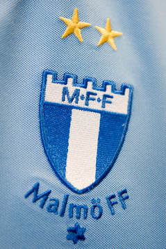 Malmö FF med två stjärnor ovanför emblemet på bröstet