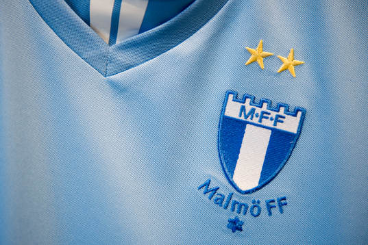 Malmö FF med två stjärnor ovanför emblemet på bröstet