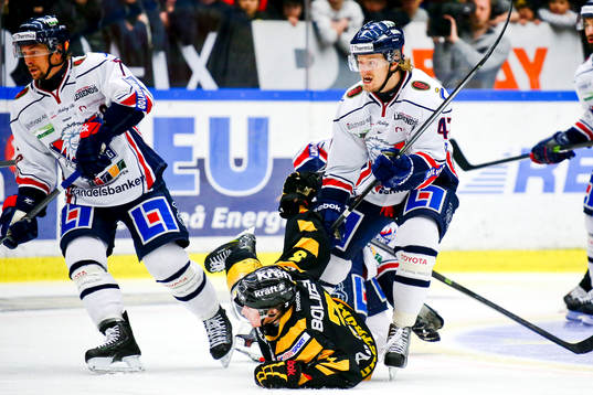 Skellefteås Niclas Burtröm tacklas av Linköpings  Oscar