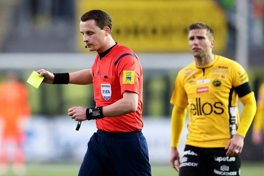 Domare Andreas Ekberg tilldelar Elfsborgs Anders Svensson