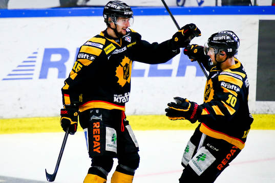 Skellefteås Melker Karlsson och Joakim Lindström jublar