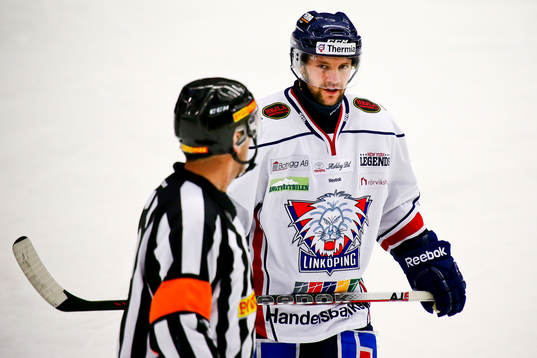 Linköpings Pär Albrandt pratar med domare Tomas Andersson