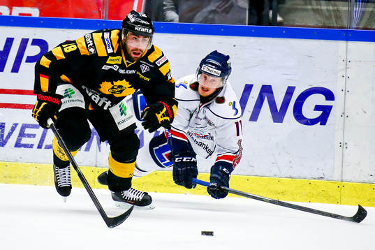 Skellefteås Johan Alm mot Linköpings Simon Hjalmarsson