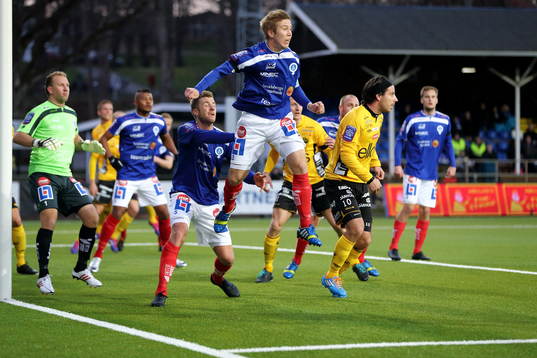 Åtvidabergs Anton Tinnerholm nickar undan bollen vid hörna