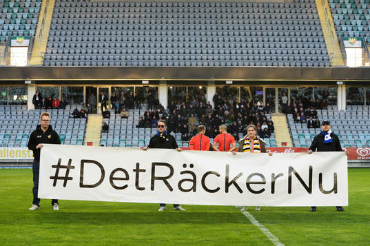 En banderoll med texten Det räcker nu