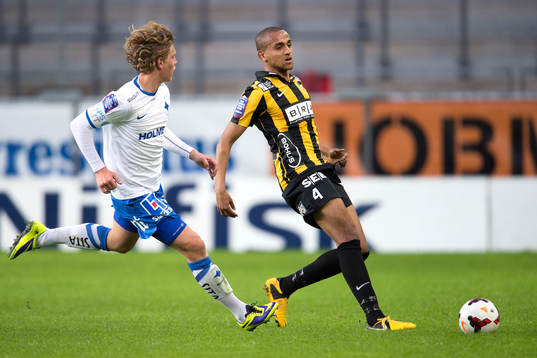 Häckens Walid Atta (h) passar bollen framför Norrköpings