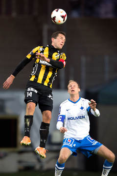 Häckens Martin Ericsson nickar bollen framför