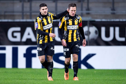 Häckens Moestafa El Kabir och Martin Ericsson firar