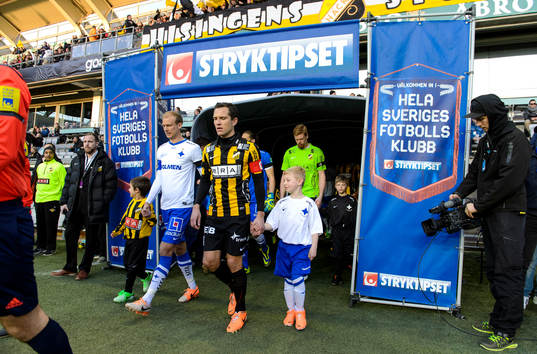Lagen går in på planen innan fotbollsmatchen i