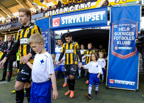 Lagen går in på planen innan fotbollsmatchen i