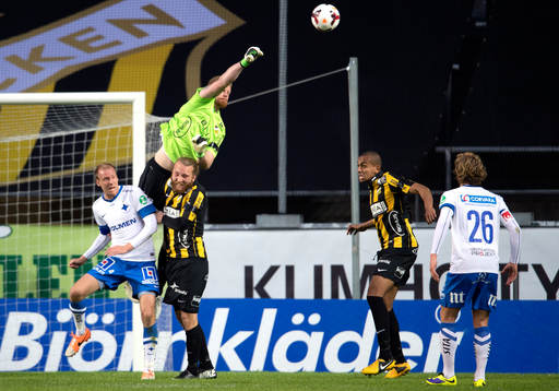 Häckens målvakt Christoffer Källqvist  boxar ut en boll