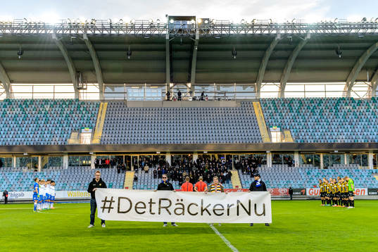 En tyst minut hålls innan matchen med anledning av