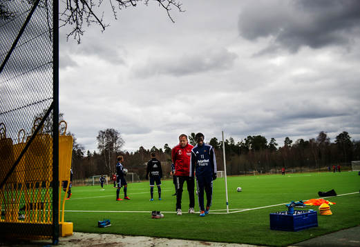 Assisterande tränare Anders Johansson och Amadou Jawo går