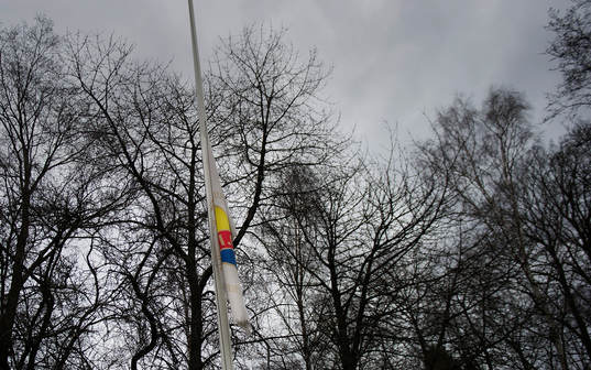En djurgårdsflagga hänger på halv stång