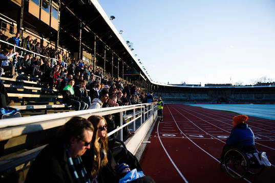 supportrar håller en tyst minut