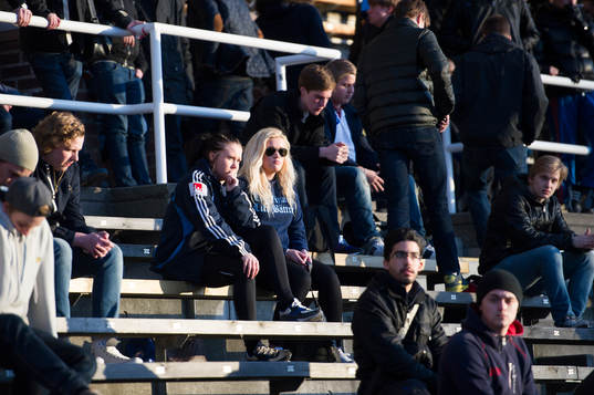 supportrar håller en tyst minut