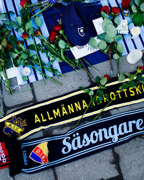 En AIK halsduk bredvid en Djurgården halsduk