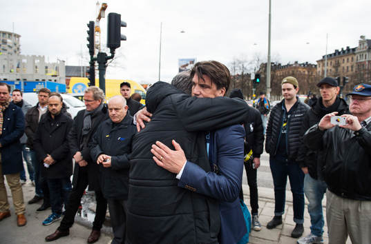 s ordförande Johan Segui kramar om Djurgårdens sportchef