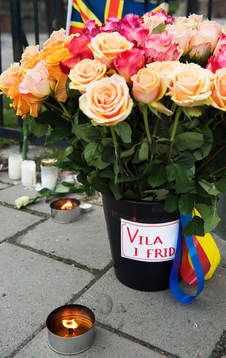 Blommor har lagts fram av för att hedra