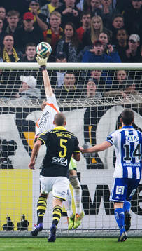 IFK Göteborgs målvakt John Alvbåge räddar ett skott