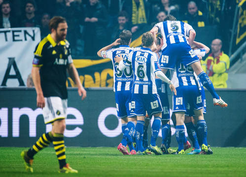 s Nils-Eric Johansson deppar i förgrunden samtidigt som