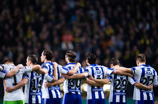 IFK Göteborgs spelare är samlade för en tyst minut för