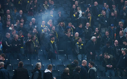 Ett knallskott smäller av på en AIK-läktare