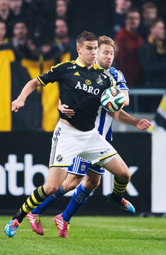 s Eero Markkanen utmanar IFK Göteborgs Adam Johansson